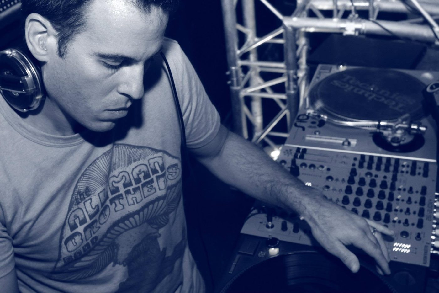 Brian Ffar at the turntables