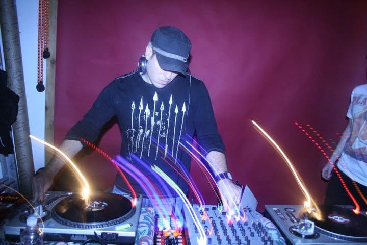 Brian Ffar mixing on turntables